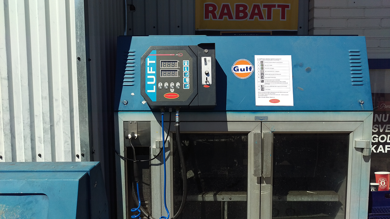 Ägaren till två stora Gulf-stationer i Södertälje, Riad Chamoun har satt upp myntautomater på sina stationer för luftning av däck.