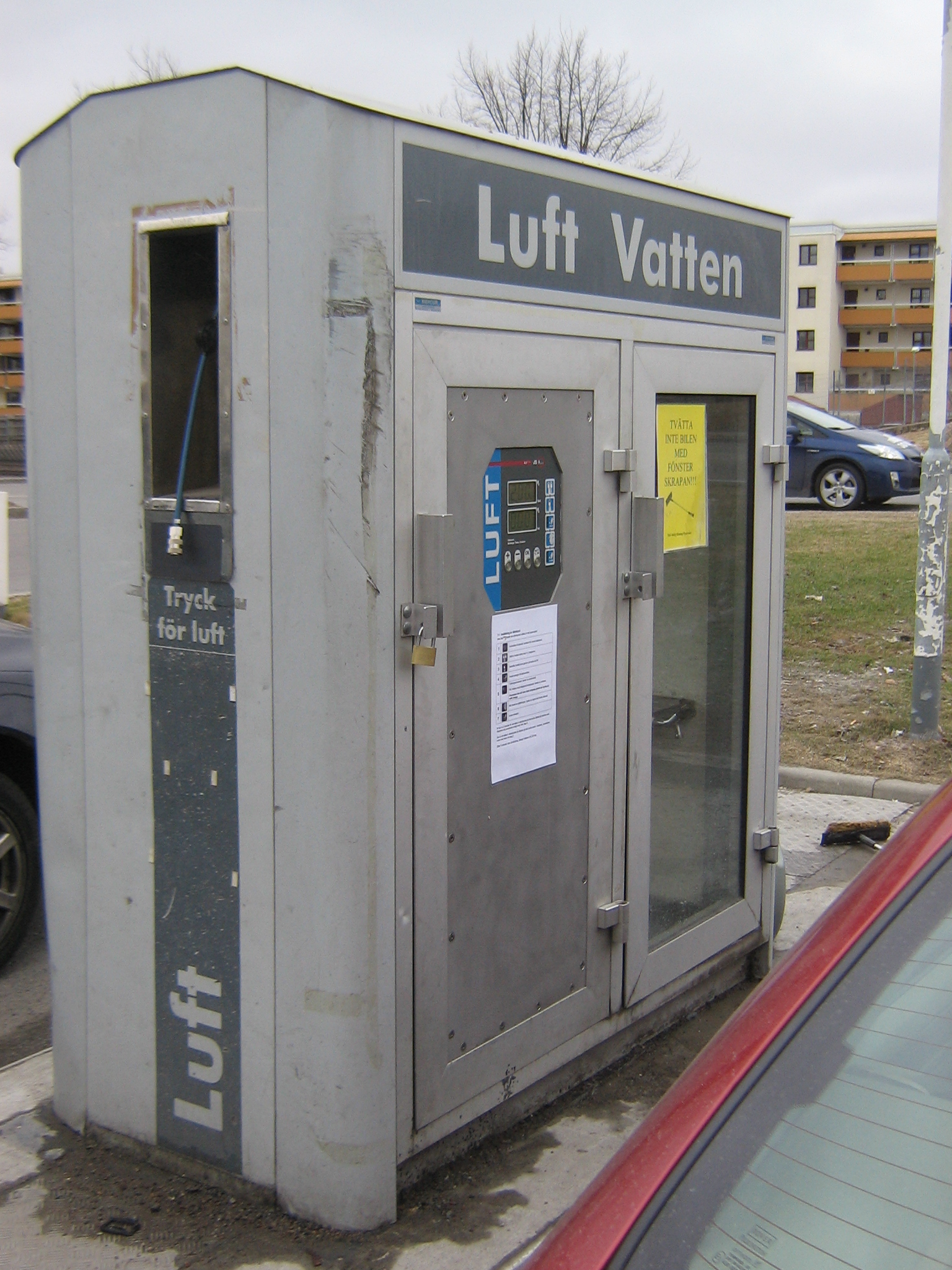 En lufttrycksmätare infälld i ett luft- och vattenskåp