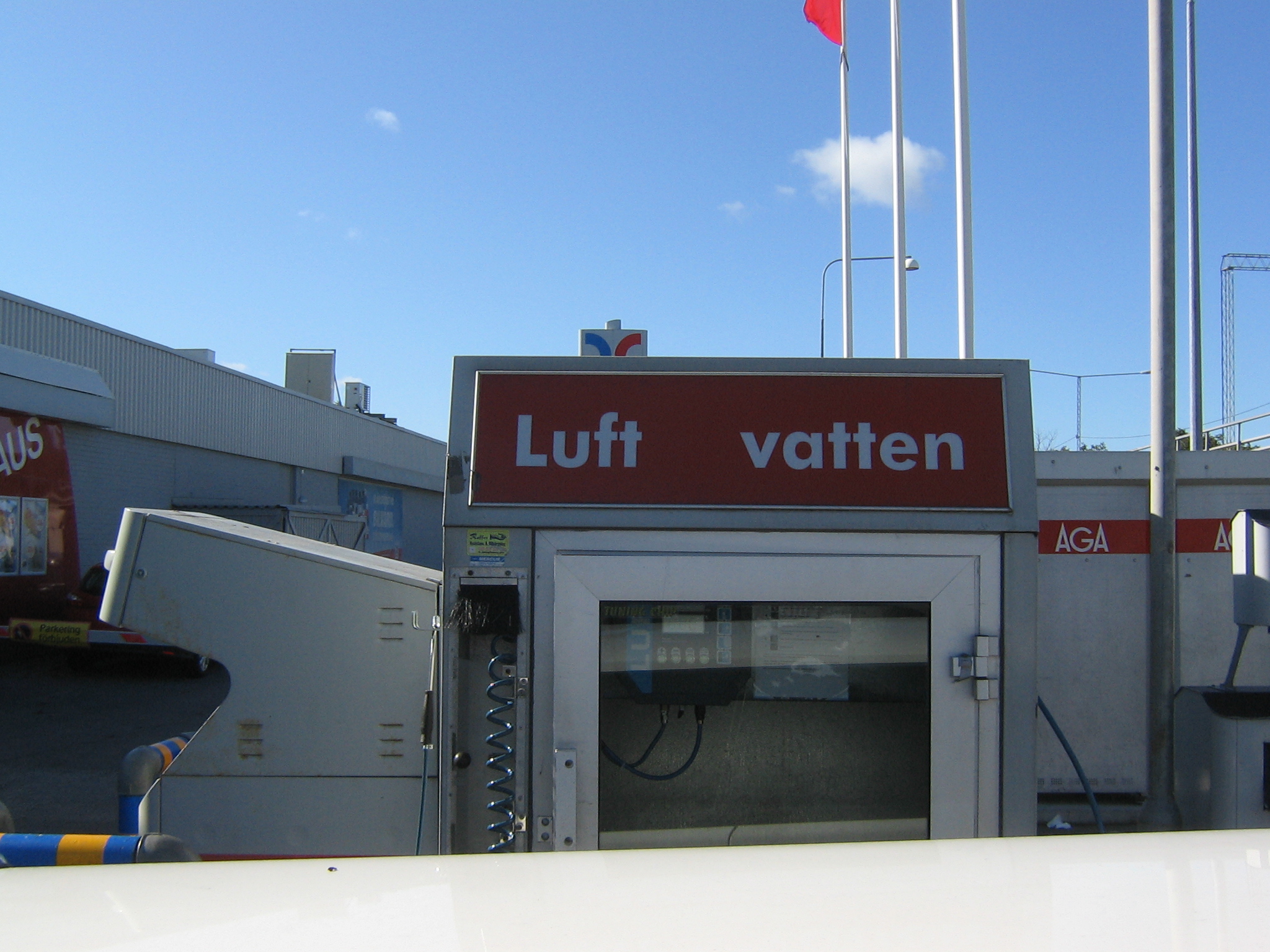 Ett luft- och vattenskåp med OKQ8:s mätare i skåpet.