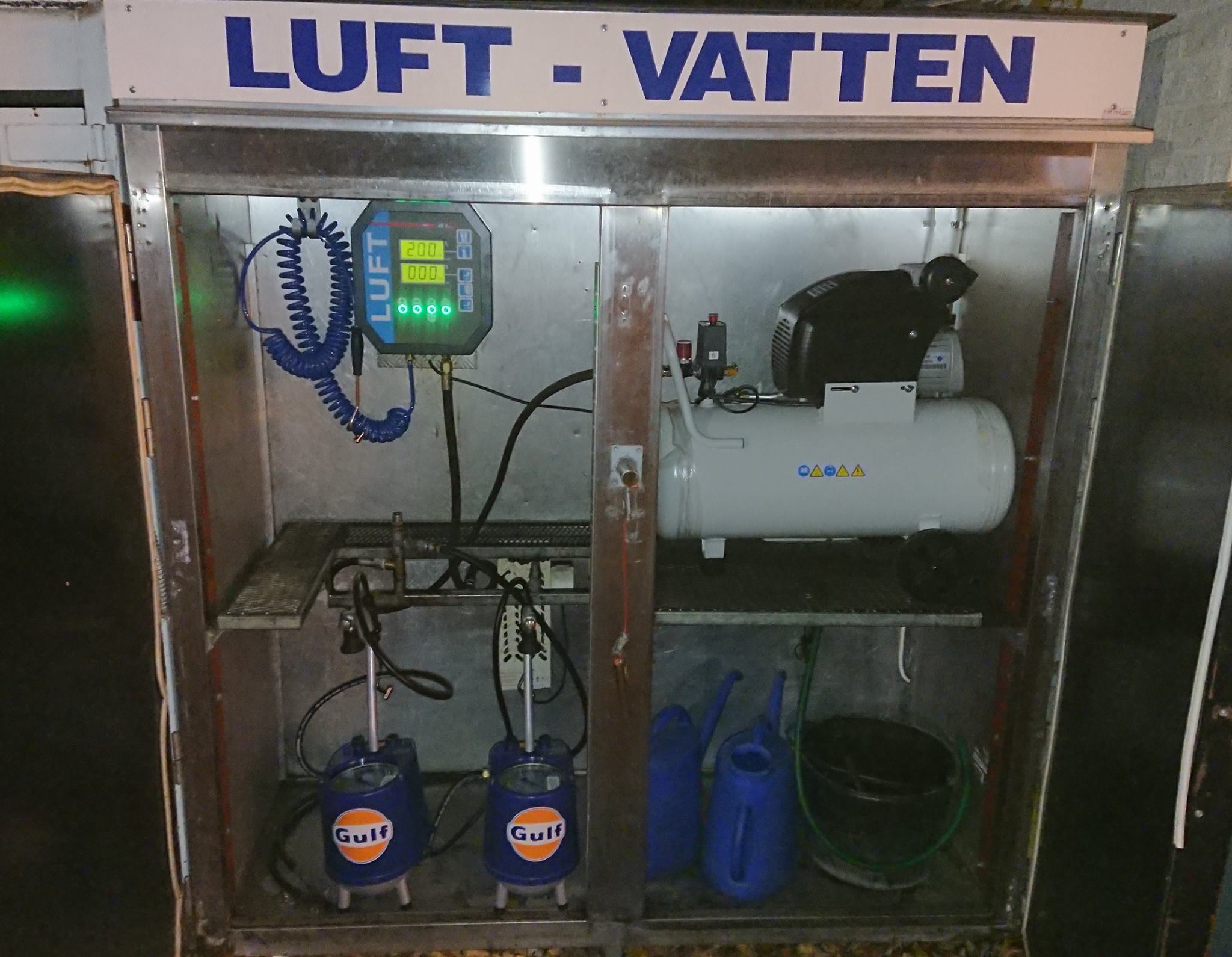 Luft- och vattenskåp med lufttrycksmätarna ALF Tronic och ALF Klassik